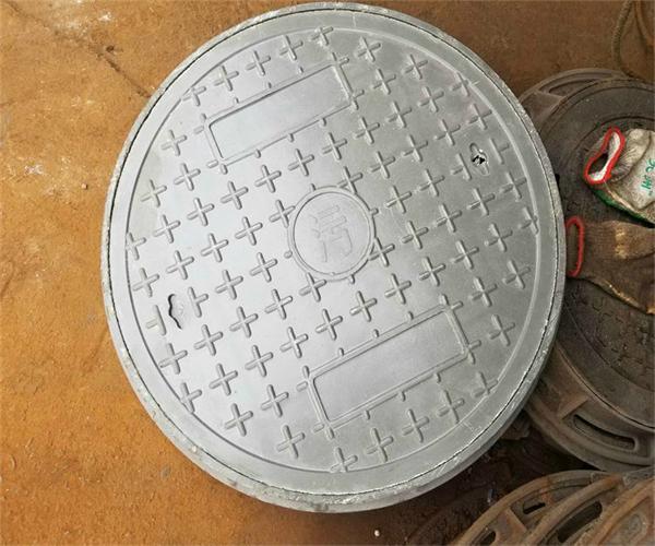 撬棍撬井蓋技巧 井蓋怎么撬開