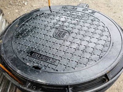 央視曝光一碰碎的井蓋 井蓋一般少錢一個(gè)