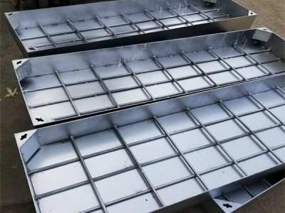 公路污水下水道井 道路上的污水井