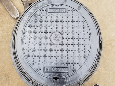 井蓋穩(wěn)定加固鋼筋圈 井蓋防水密封的方法